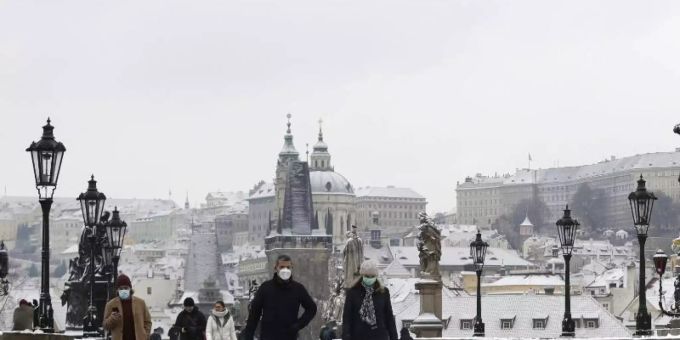 In Tschechien erhalten geimpfte Staatsbeamten freie Tage. Foto: Petr David Josek/AP/dpa Tschechien
