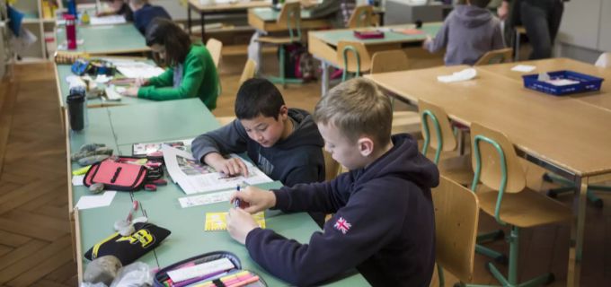 Kinder während des Unterrichts in einer Primarschule im Kanton Bern. (Archivbild) Coronavirus