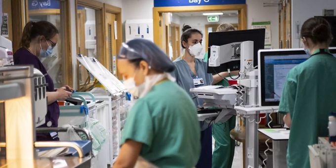 Krankenschwestern arbeiten auf einem Korridor einer Akut-Station im St. Georges Krankenhaus. Foto: Victoria Jones/PA Wire/dpa Corona