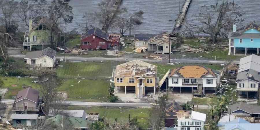 Durch Hurrikan «Laura» beschädigte Häuser und Gebäude. Der Hurrikan war damals mit Windgeschwindigkeiten von teilweise über 200 Kilometern pro Stunde auf die Südküste des US-Bundesstaates Louisiana getroffen. Foto: David J. Phillip/AP/dpa