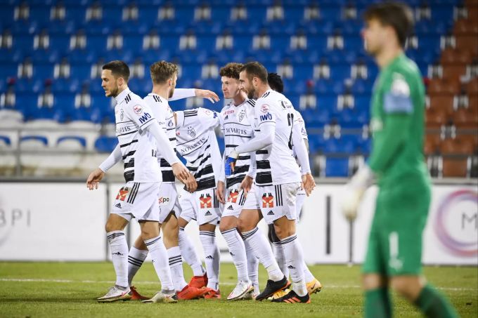 Die Basler bejubeln das 0-2 durch Basels Yannick Marchand, im Fussball Super League Spiel zwischen dem FC Vaduz und dem FC Basel, am Samstag, 12. Dezember 2020, im Rheinpark Stadion in Vaduz. (KEYSTONE/Gian Ehrenzeller) FC Basel
