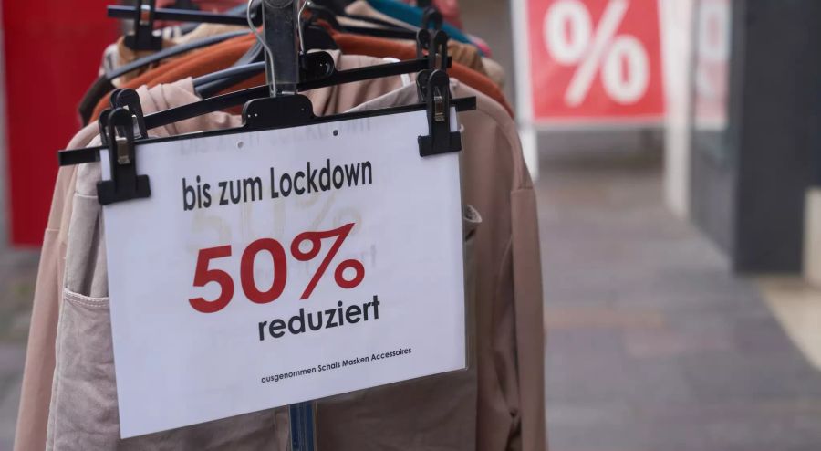 Ein Modegeschäft in der Koblenzer Fussgängerzone bietet seine Waren bis zum Lockdown mit 50% Rabatt an.