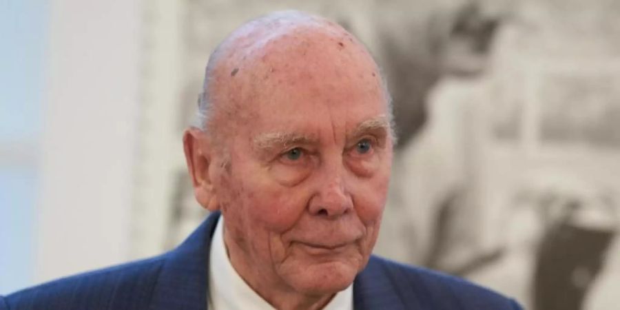 Muss nach seinem schweren Sturz noch in der Klinik bleiben: Horst Eckel, der letzte noch lebende Fussball-Weltmeister von 1954. Foto: Thomas Frey/dpa