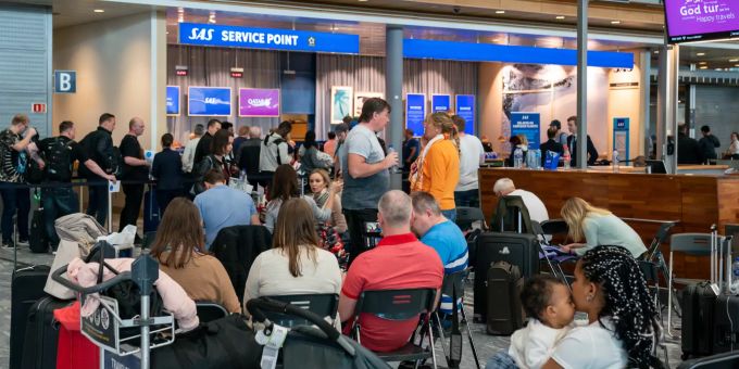 Passagiere stehen am Service-Schalter der Fluggesellschaft SAS. Passagiere müssen wegen des Piloten-Streiks bei der Fluggesellschaft SAS weiter mit erheblichen Problemen im Flugverkehr rechnen. Piloten Streik bei SAS