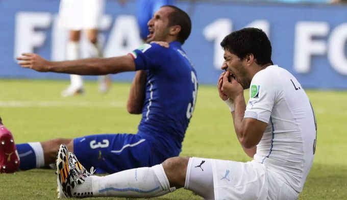Giorgio Chiellini (l.) lamentiert, Suárez schlüpft in die Opferrolle. Luis Suárez