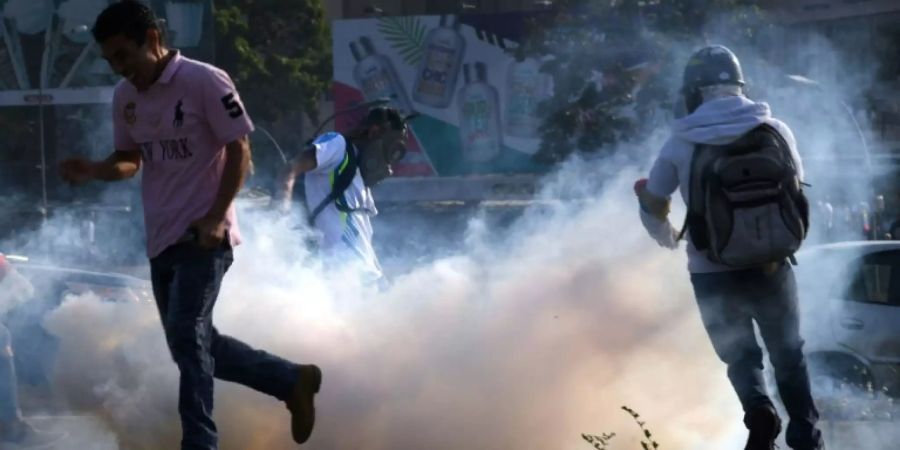 Tränengas gegen Demonstranten in Caracas am Dienstag