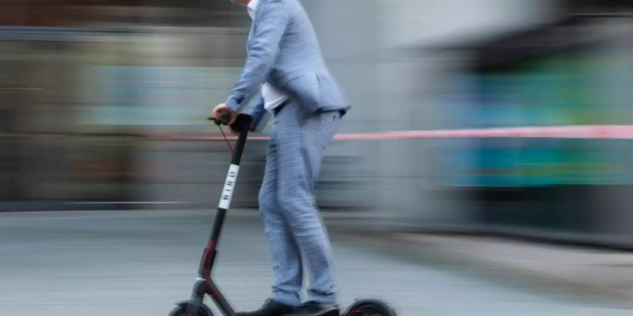 Mann mit E-Scooter in Bamberg