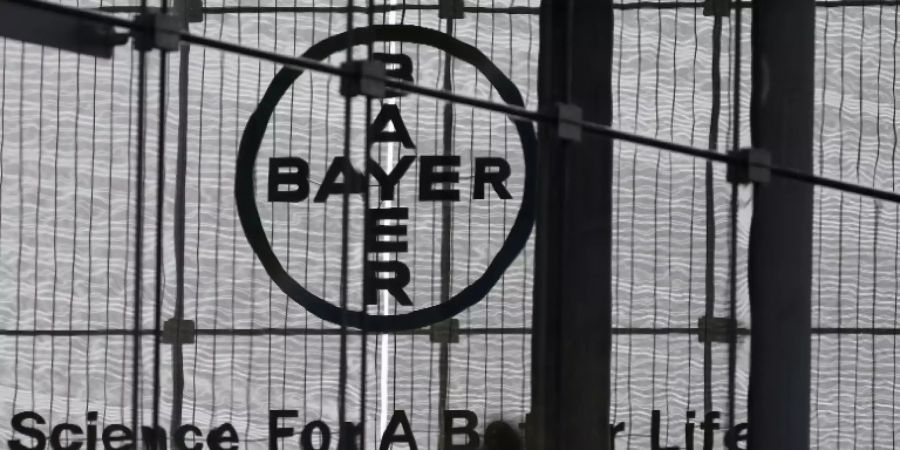 Logo von Bayer am Hauptsitz in Leverkusen