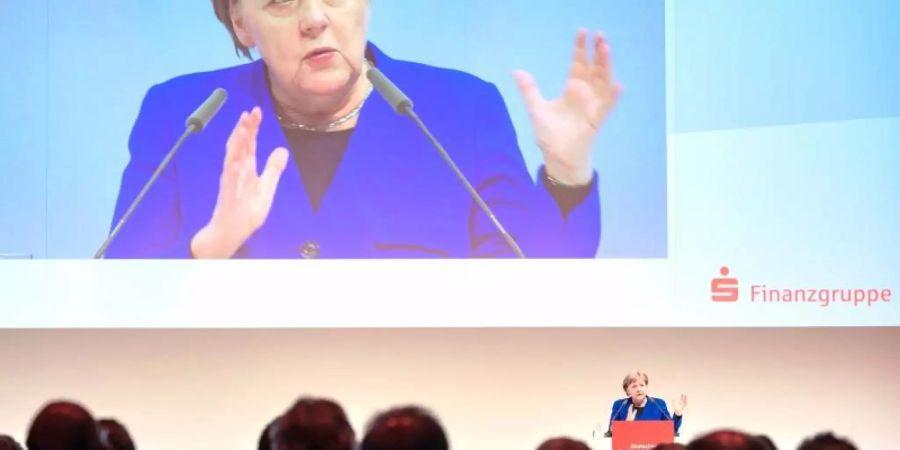 Bundeskanzlerin Angela Merkel spricht beim 26. Deutschen Sparkassentag in den Hamburger Messehallen. Foto: Axel Heimken