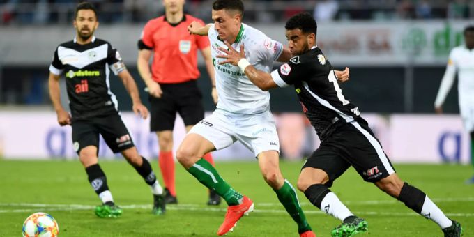 Vincent Sierro (FC St.Gallen) im Laufduell mit Carlinhos Junior. FC St.Gallen Lugano