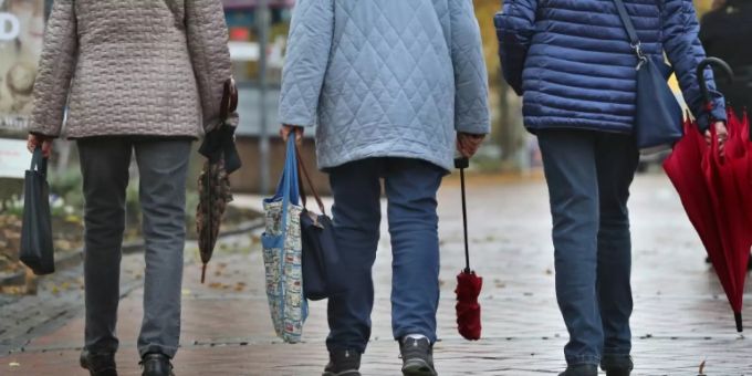 Ältere Frauen in einer Fussgängerzone. senioren