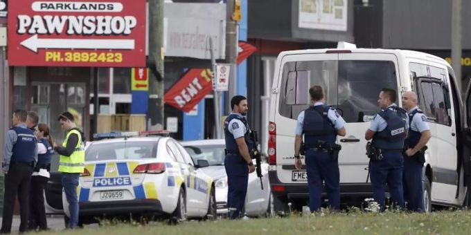 Angriff in Christchurch: Polizisten vor der Moschee im Ortsteil Linwood. Christchurch