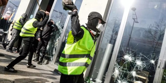 Gewalttätige Demonstranten in Paris Gewalttätige Demonstranten in Paris