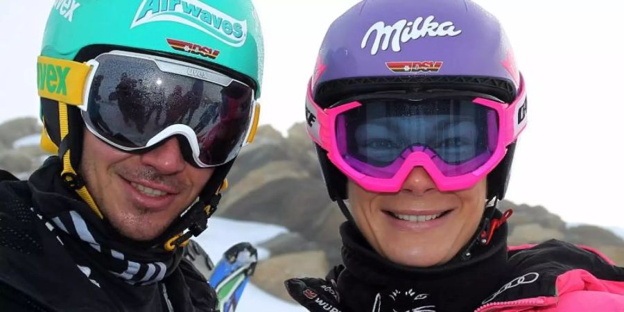 Die deutschen Rennläufer Felix Neureuther (l) und Maria Höfl-Riesch stehen auf dem Mölltaler Gletscher. Foto: Karl-Josef Hildenbrand