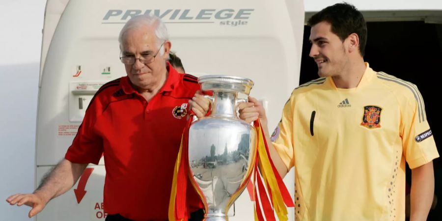 Luis Aragones mit Pokal