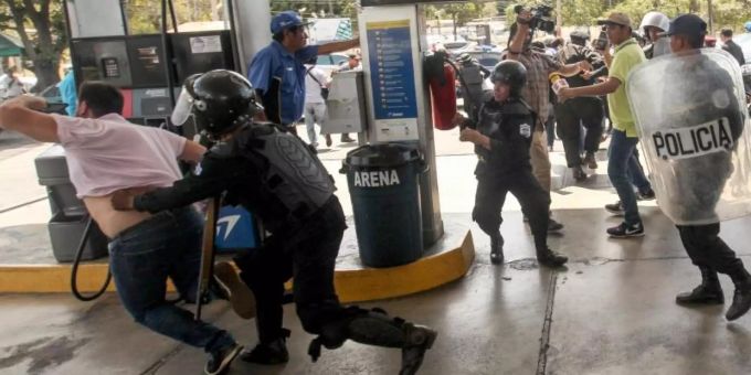 Polizisten gehen an einer Tankstelle in Managua gegen Demonstranten vor. Foto: Alfredo Zuniga/AP Polizisten gehen an einer Tankstelle in Managua gegen Demonstranten vor. Foto: Alfredo Zuniga/AP