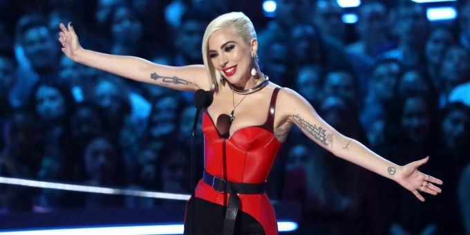 In Hollywood - Lady Gaga überrascht Fans in kleinem Nachtclub