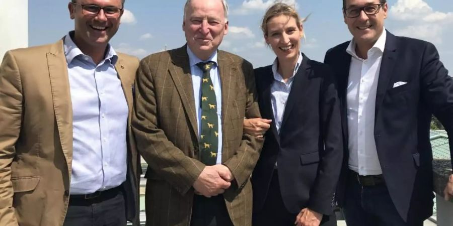 Die AfD-Spitzenkandidaten für die Bundestagswahl 2017, Alice Weidel und Alexander Gauland (2.v.l.) bei einem Treffen mit Norbert Hofer (l.) und Heinz-Christian Strache von der FPÖ. Foto: Afd