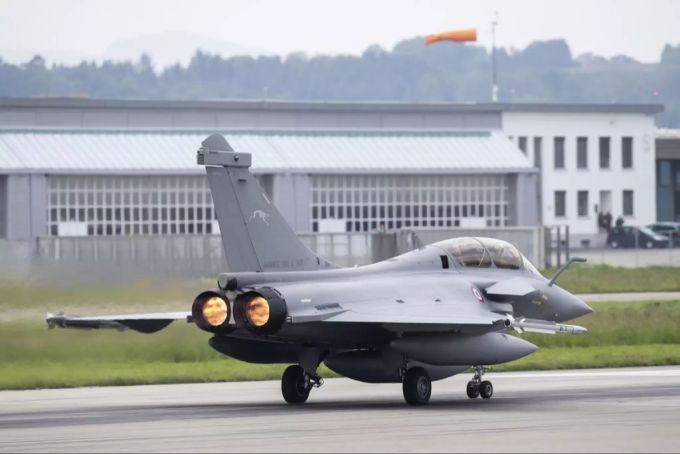 Eine Rafale startet auf dem Militärflugplatz Payerne. Rafale Payerne Kampfjet