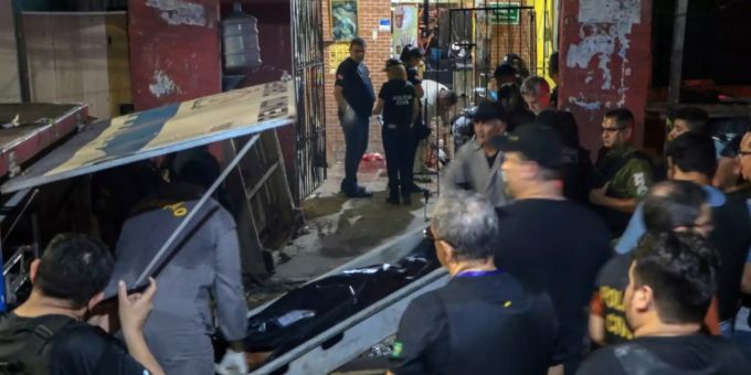 Ermittler tragen die Leichen aus der attackierten Bar. Ermittler tragen die Leichen aus der attackierten Bar.