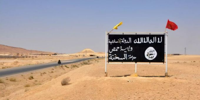 Schild mit IS-Flagge in der syrischen Wüste Schild mit IS-Flagge in der syrischen Wüste