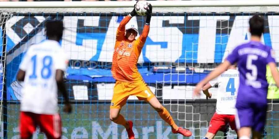HSV-Torwart Julian Pollersbeck pariert einen Ball der Auer. Foto: Daniel Bockwoldt/dpa