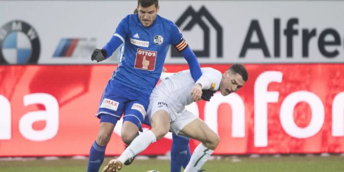 Vincent Sierro (vorne, FC St.Gallen) im Zweikampf mit Pascal Schürpf (FC Luzern). FC St.Gallen FC Luzern