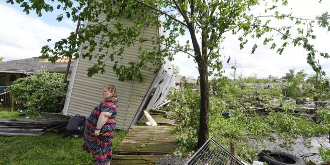 13.04.2019, USA, Franklin: Angel Funk steht im Hinterhof ihres Wohnhauses. Funk's Haus wurde bei einem Unwetter vom Wohnmobil ihrer Nachbarin getroffen, aber sie und ihr Mann, die zu dieser Zeit zu Hause waren, blieben unversehrt. Bei schweren Unwettern mit Tornados und Hagelstürmen im Osten des US-Staats forderten mindestens zwei Todesopfer und zahlreiche Verletzte. Unweetter in Texas