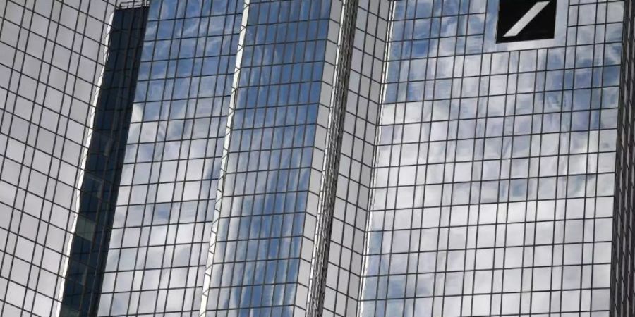 Wolken spiegeln sich in der Fassade der Zentrale der Deutschen Bank im Frankfurter Bankenviertel. Foto: Arne Dedert