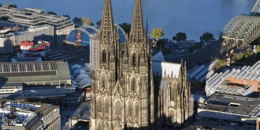Der Kölner Dom besitzt einen Dachstuhl aus Eisen aus dem 19. Jahrhundert - und ist daher weniger brandgefährdet. Foto: Henning Kaiser