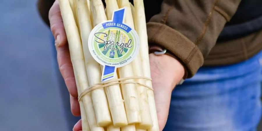 Frischer Spargel mit Gütesiegel. Daruf heisst es: «Spargel aus Graben-Neudorf nach traditionellem Anbau ohne Folie». Foto: Uwe Anspach