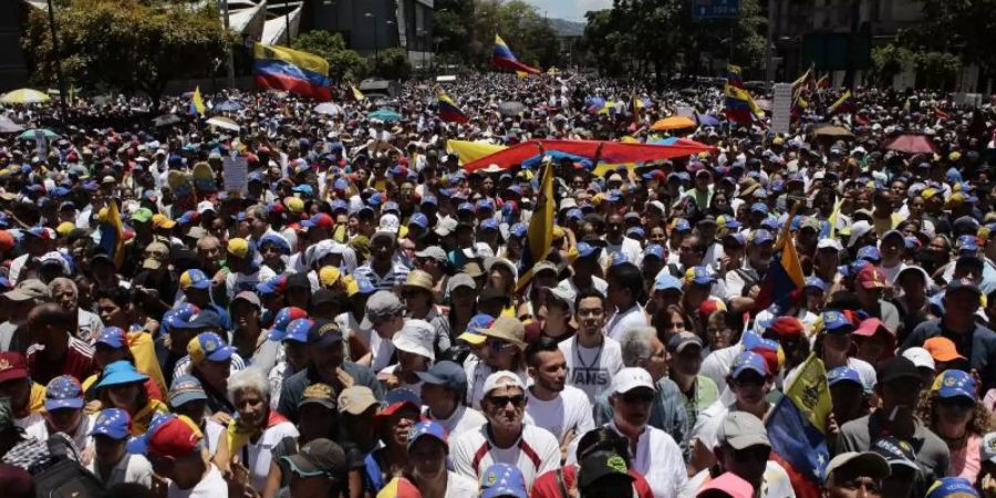 Tausende Menschen protestieren in Caracas gegen die venezolanische Regierung. Foto: Rafael Hernandez