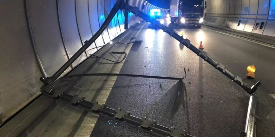 Im Arisdorftunnel der A2 im Kanton Baselland hat ein Lastwagen einen 800 Kilogramm schweren Metallrahmen verloren.