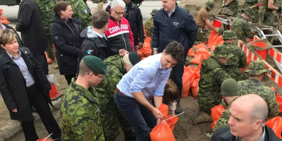 Trudeau greift Soldaten unter die Arme