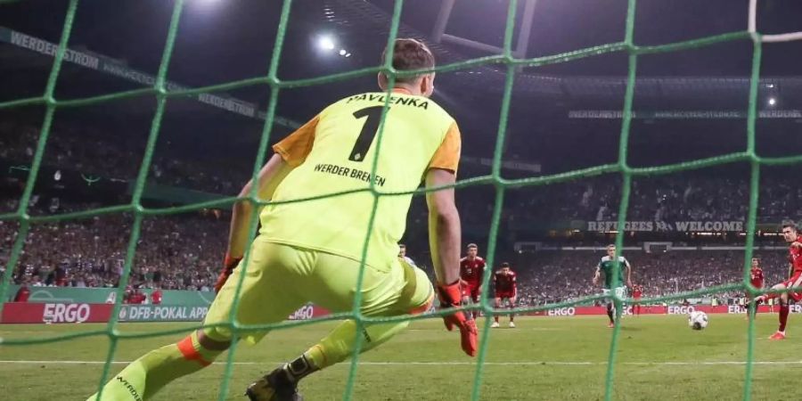 Bremens Torwart versucht einen Elfmeter zu parieren. Fast neun Millionen Menschen schauten das Spiel. Foto: Christian Charisius
