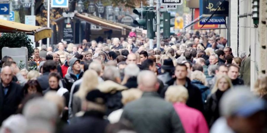 Einkaufsstrasse in einer deutschen Grossstadt. Die Vorbehalte gegen Asylsuchende steigen in Deutschland trotz sinkender Asylbewerberzahlen an. Foto: Martin Gerten/Symbol