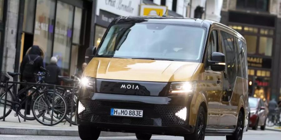 Der neue Hamburger Sammeltaxi-Dienst Moia kann seine Flotte nach einem Gerichtsbeschluss zunächst nicht wie geplant ausbauen. Foto: Christian Charisius