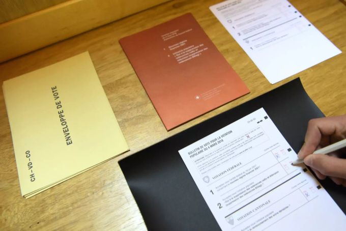 Eine Person füllt ihre Wahlzettel für die Abstimmung am 04.03.18 aus. Wahlen