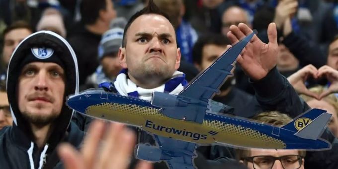 Rund 100 Schalke-Fans mussten nach der Champions-League-Blamage mit dem BVB-Flieger nach Hause. BVB-Flieger Schalke Fans