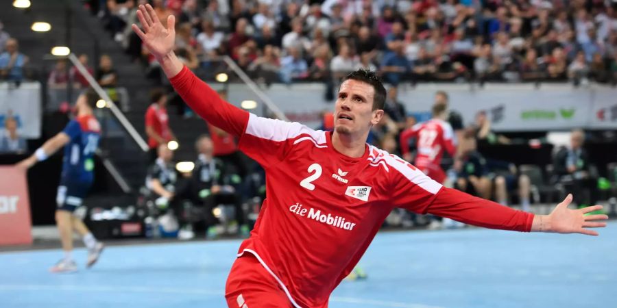 Handballspieler zelebriert sein Tor