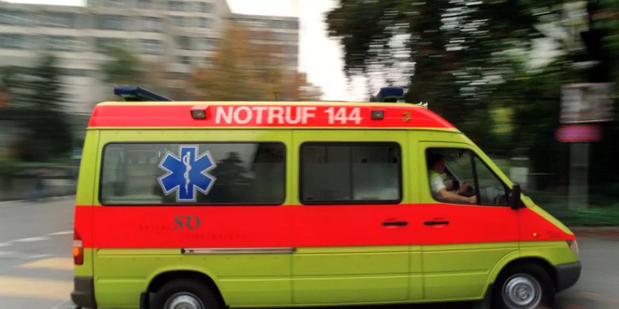 In Neuenegg BE ist ein Mann bei einem Unfall ums Leben gekommen. Er war mit seinem Lieferwagen mit einem Baum kollidiert und tödlich verletzt worden. (Symbolbild)