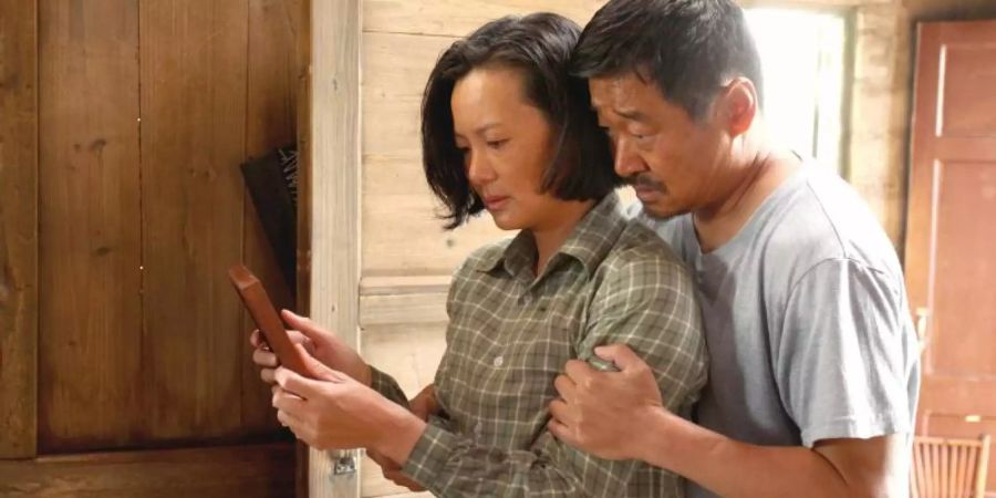 Yong Mei (l) und Wang Jingchun in einer Szene des letzten Wettbewerbfilms «Di jiu tian chang». Foto: Li Tienan/Dongchun Films/Berlinale