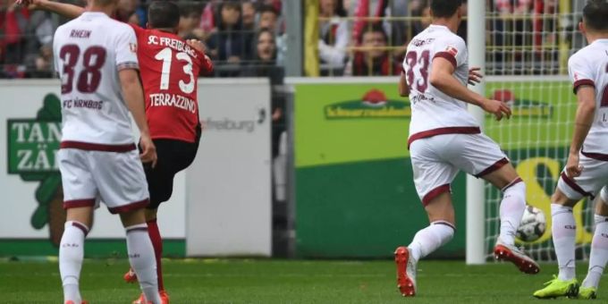 Marco Terrazzino (2.v.l) lässt FCN-Keeper Christian Mathenia keine Chance und trifft zum 1:0 für Freiburg. Foto: Patrick Seeger Marco Terrazzino (2.v.l) lässt FCN-Keeper Christian Mathenia keine Chance und trifft zum 1:0 für Freiburg. Foto: Patrick Seeger