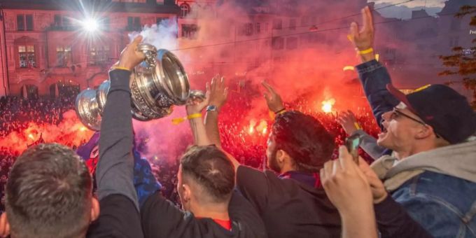 Bei der FCB-Cupfeier wurden Sanitäter und Polizisten angegriffen. Sanitäter Angriffe auf Polizisten FCB