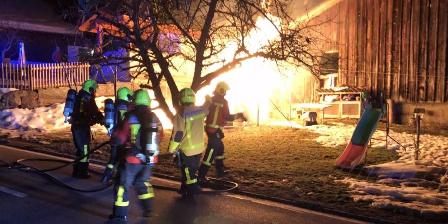 Flawil: Gartenhäuschen in Vollbrand