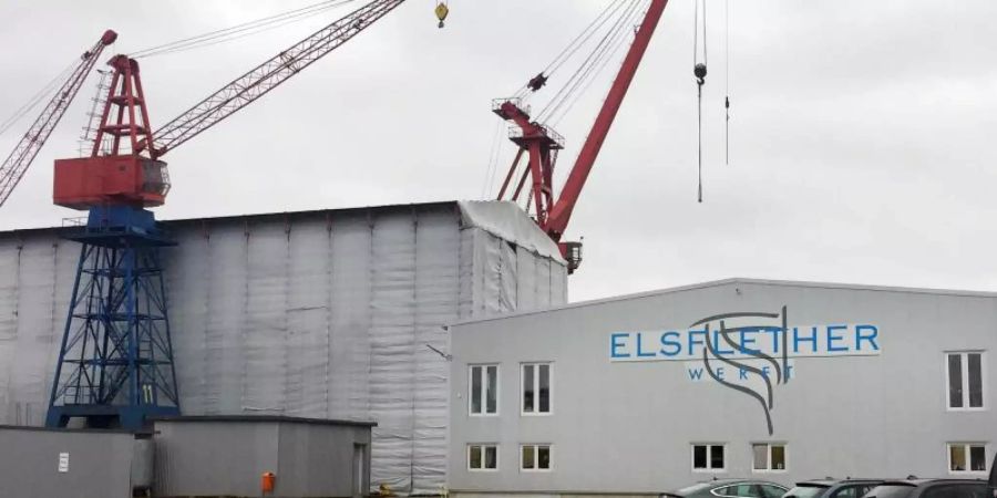 Das Firmengelände der Elsflether Werft AG. Die neue Führung will versuchen, den Schiffbaubetrieb mit einer Insolvenz in Eigenverantwortung wieder auf Kurs zu bringen. Foto: Helmut Reuter