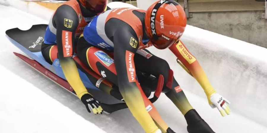 Toni Eggert und Sascha Benecken holen sich den Gesamtsieg im Doppelsitzer-Weltcup. Foto: Ekaterina Lyzlova/AP