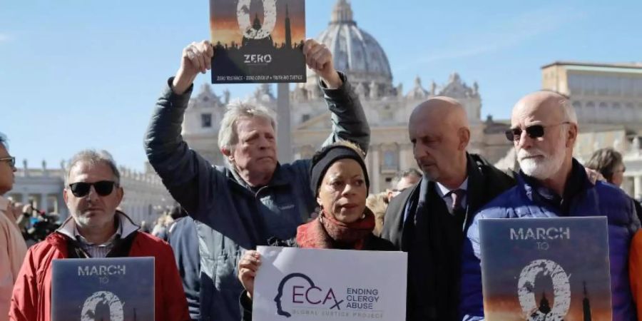 Opfer von sexuellem Missbrauch und Mitglieder des ECA (Ending Clergy Abuse) demonstrieren auf dem Petersplatz. Foto: Alessandra Tarantino/AP