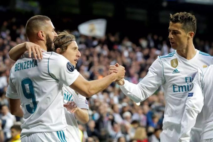 Karim Benzema (l) und die Ballon d'Or-Gewinner Luka Modric (m.) und Cristiano Ronaldo (r.) Karim Benzema