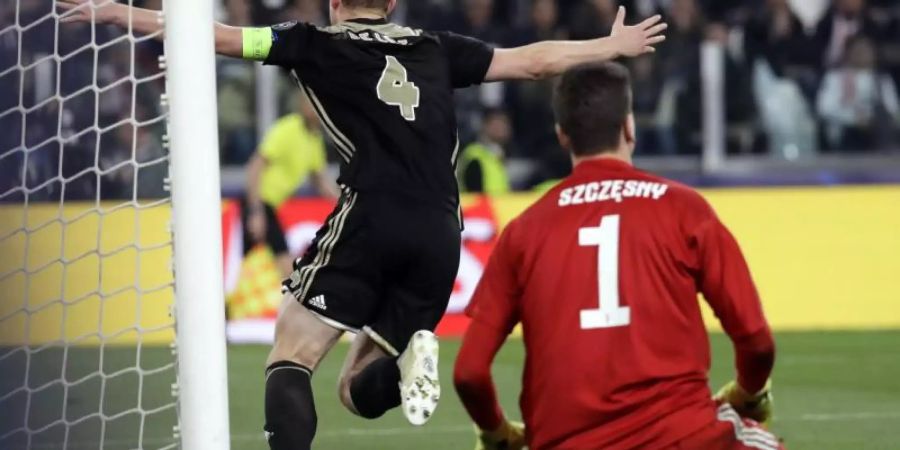 Amsterdams Matthijs de Ligt (l) hat das Tor zur 2:1-Führung gegen Juventus erzielt. Foto: Luca Bruno/AP/dpa